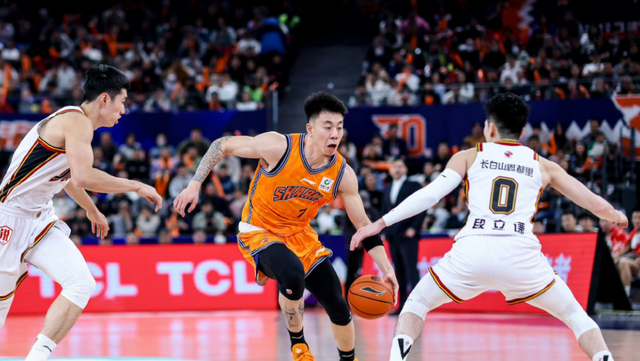 沙巴体育官网入口-上海男篮VS深圳！卢伟冲击10连胜，张镇麟对位贺希宁，央视直播